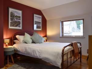 une chambre avec un grand lit et une fenêtre dans l'établissement Howe Cottage, à Laurencekirk
