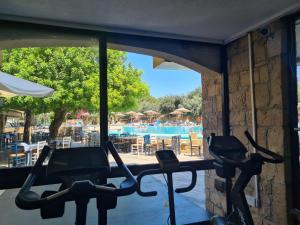 un gimnasio con vistas a una piscina en Basilica Holiday Resort, en Pafos