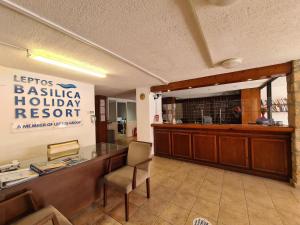 una sala de espera de un hospital con un mostrador de espera en Basilica Holiday Resort, en Pafos