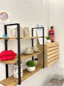 une étagère dans une cuisine avec des étagères en bois dans l'établissement Free Parking - La Corte House 53, à Castel di Sangro