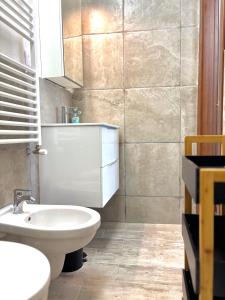 une salle de bain avec un lavabo blanc et des toilettes dans l'établissement Free Parking - La Corte House 53, à Castel di Sangro