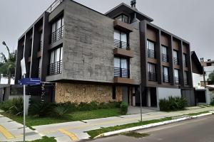 a building on the side of a street at Studio Premium em Torres - 450mts da Praia da Cal - Ar condicionado - Tv Smart - Wifi - Garagem - Aceita Pet in Torres