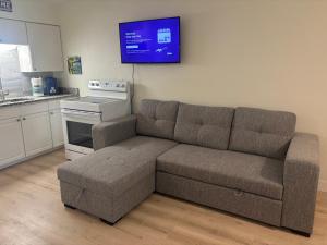 un soggiorno con un divano e una TV a parete di Malyn 122, Waterfront condo, few blocks to beach a St Pete Beach