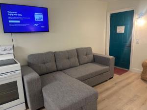 un soggiorno con divano e TV a schermo piatto di Malyn 122, Waterfront condo, few blocks to beach a St Pete Beach