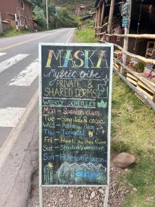 ピサックにあるSacred Valley Mystic Tribeの道路脇の「アーシャシャシャシャシャシャシ」と書かれた標識 +37枚の写真