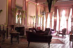 - un salon avec un canapé et une cheminée dans l'établissement Demeure de Digoine "Chambre d'Hotes", à Bourg-Saint-Andéol