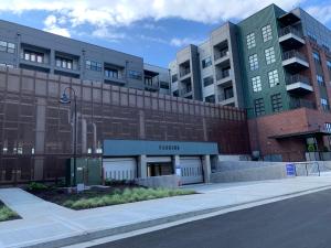 una strada vuota di fronte a un edificio di Harbor Haven, Just 2 miles from Beale! a Memphis