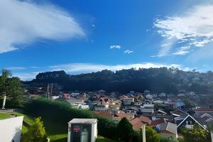 Una vista de un pueblo con casas y una montaña. en Apê Inteiro| 2Qts| Estacionamento| Wi-Fi 350| Pet Friendly| Ao Lado do Parque das CEREJEIRAS, en Campos do Jordão