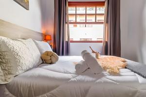Una cama blanca con dos animales de peluche. en Apê Inteiro| 2Qts| Estacionamento| Wi-Fi 350| Pet Friendly| Ao Lado do Parque das CEREJEIRAS, en Campos do Jordão 57 fotos más