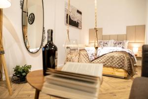 a room with a bed and a table with a bottle of wine at Hop & Lulu Park Studio in Gollnow
