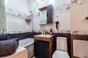 a bathroom with a sink and a tub and a toilet at 1-комнатная квартира Иманбаевой 2, ЖК Байконыс in Astana