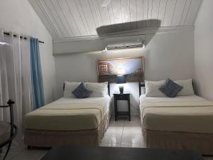 Postelja oz. postelje v sobi nastanitve Firefly Beach Cottages