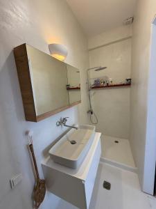 Koupelna v ubytování Leemore's Kalo Chorio + 18 fotografií