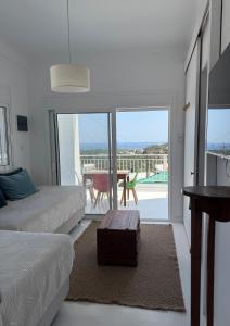 Postel nebo postele na pokoji v ubytování Leemore's Kalo Chorio