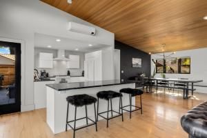 ボイジーにあるStunning Views - High End 4BR Home with Hot Tub and Saunaのキッチン、リビングルーム(カウンター、スツール付)