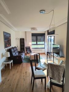 A television and/or entertainment centre at Bonita vivienda en San Sebastian de los Reyes