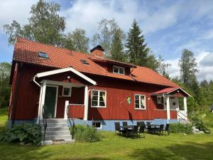a red house with a red roof at Mistel in Filipstad