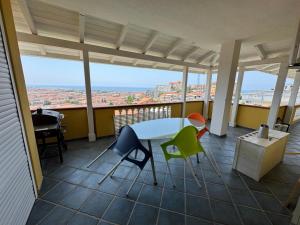Camera con tavolo e sedie sul balcone. di Il Belvedere Guest House a Scalea