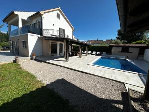 にあるPeaceful villa Terezaのヴィラ(家の前にスイミングプール付)