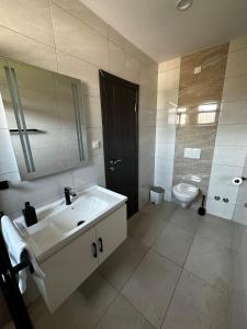 にあるPeaceful villa Terezaの洗面台とトイレを備えた白いバスルーム
