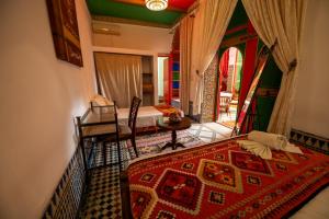 Postel nebo postele na pokoji v ubytování Riad Amira Luxury Palace