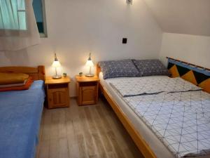 sypialnia z dwoma łóżkami i dwoma szafkami nocnymi w obiekcie Holiday home in Balatongyörök 42694 w mieście Balatongyörök +29 zdjęć