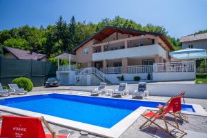 萨拉热窝Vila Sanela的带游泳池和房子的别墅