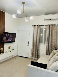 Una sala de estar con un sofá y un televisor. en Nueva san Miguel, en San Miguel