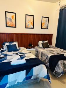 dos camas en una habitación con dos camas sidx sidx sidx en Nueva san Miguel, en San Miguel