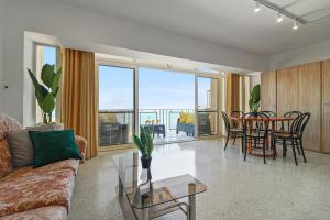 una sala de estar con un sofá y una mesa en 3BR with Seaviews I 60 seconds to the Beach, en San Julián