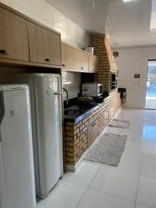 Η κουζίνα ή μικρή κουζίνα στο Casa confortável em Penha
