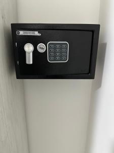 Un panel de control de un horno microondas en una pared en La Siesta, en Seregno 22 fotos más