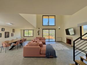Posezení v ubytování Elva Faqra Duplex 3BR w Balcony