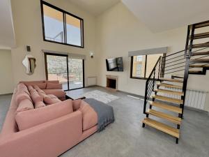 TV a/nebo společenská místnost v ubytování Elva Faqra Duplex 3BR w Balcony