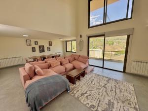 Posezení v ubytování Elva Faqra Duplex 3BR w Balcony