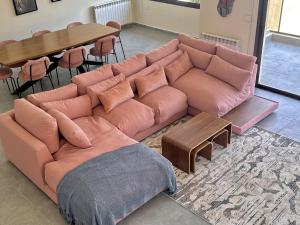 Posezení v ubytování Elva Faqra Duplex 3BR w Balcony