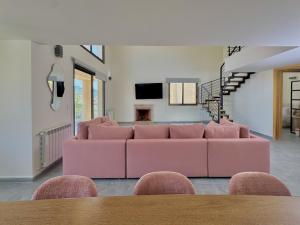 TV a/nebo společenská místnost v ubytování Elva Faqra Duplex 3BR w Balcony