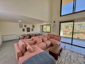 Posezení v ubytování Elva Faqra Duplex 3BR w Balcony