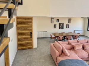 Posezení v ubytování Elva Faqra Duplex 3BR w Balcony