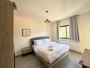 Postel nebo postele na pokoji v ubytování Elva Faqra Duplex 3BR w Balcony