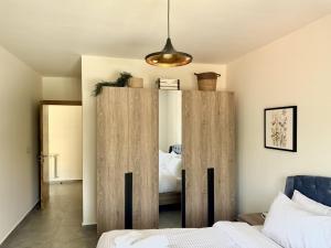 Postel nebo postele na pokoji v ubytování Elva Faqra Duplex 3BR w Balcony