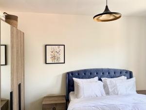 Postel nebo postele na pokoji v ubytování Elva Faqra Duplex 3BR w Balcony