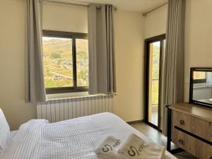 Postel nebo postele na pokoji v ubytování Elva Faqra Duplex 3BR w Balcony
