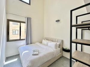 Postel nebo postele na pokoji v ubytování Elva Faqra Duplex 3BR w Balcony