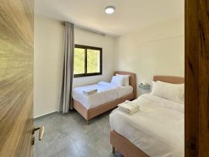 Postel nebo postele na pokoji v ubytování Elva Faqra Duplex 3BR w Balcony