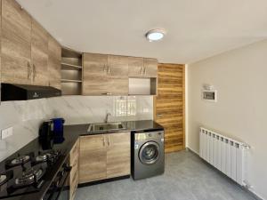 Kuchyň nebo kuchyňský kout v ubytování Elva Faqra Duplex 3BR w Balcony