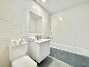Koupelna v ubytování Elva Faqra Duplex 3BR w Balcony + 37 fotografií
