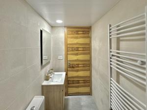 Koupelna v ubytování Elva Faqra Duplex 3BR w Balcony