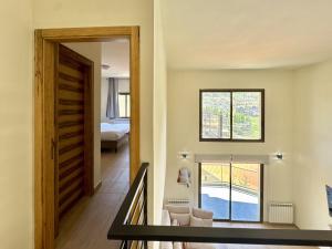 AfqāにあるKaia Faqra Duplex 3BR w Balconyのリビングルーム(階段、窓付)