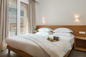 En eller flere senge i et værelse på Tortuga Luxury Villas Sivota + 125 billeder